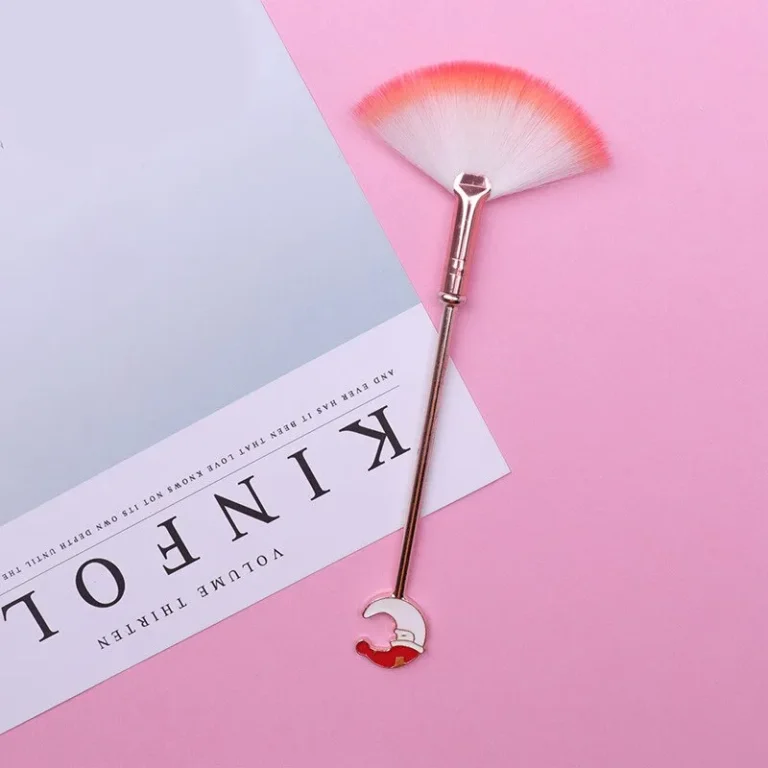 Soft and gentle makeup brush for delicate skin around the eyes